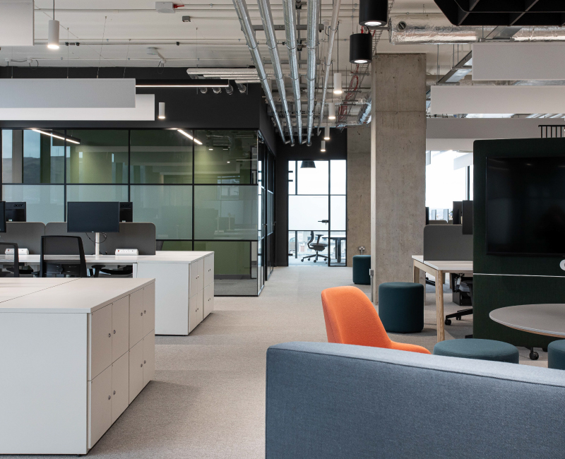 Dynamic workplace with modular furniture